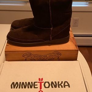 New with box Minnetonka brown suede boots size 11